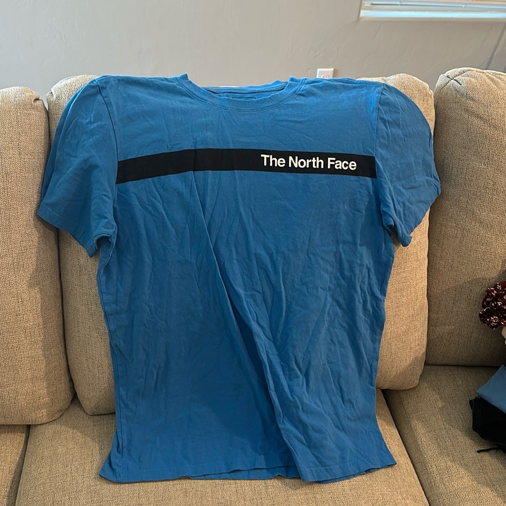 barely worn north face t shirt